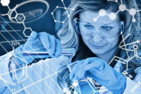 científica realizando avances en el tratamiento de la alopecia