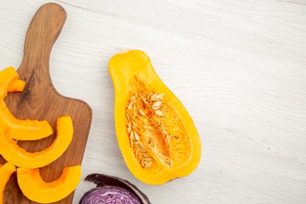 Calabaza cortada sobre una mesa con semillas