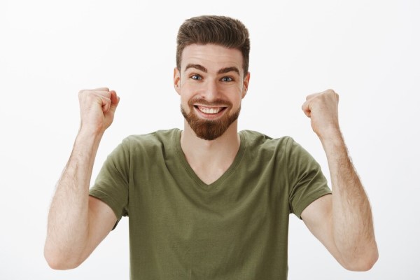 trasplante de pelo - hombre blanco joven feliz y contento con su propia imagen personal