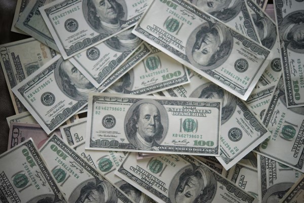 foto de billetes de dólar, siendo el coste el mayor problema de este tratamiento