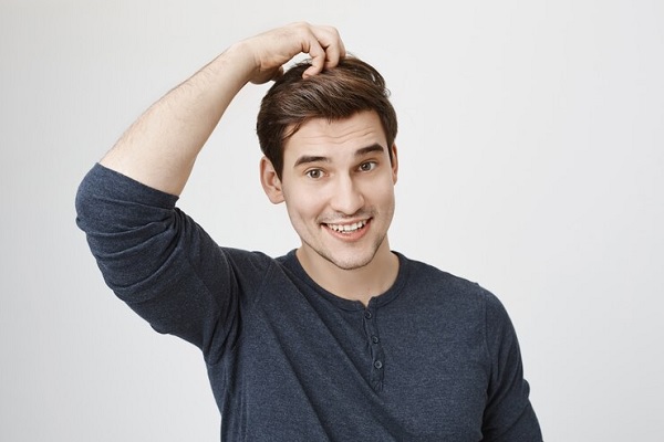  Hombre joven orgulloso de su cabello y aspecto fisico