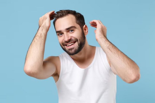 Beneficios psicológicos del trasplante capilar- Joven revisa los resultados de su implantacion de cabello