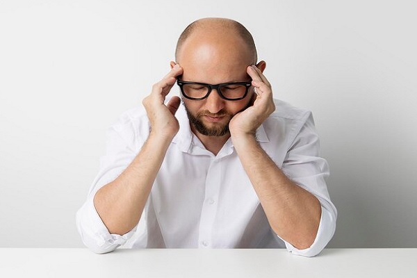 Consecuencias psicológicas de la alopecia- Hombre preocupado por su calvicie