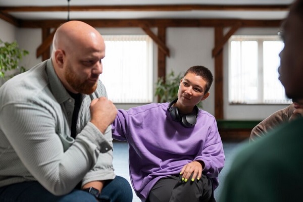 hombre calvo en grupo de apoyo para superar los trastornos causados por su alopecia