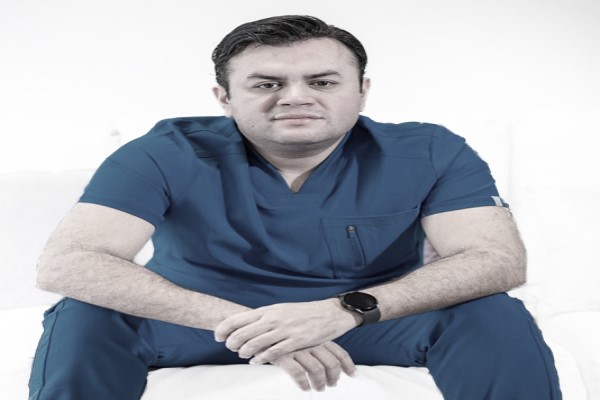 Dr Sanabria cirujano capilar de Capilclinic Colombia