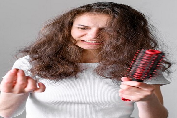 cae el pelo- Mujer impresionada por la cantidad de cabello en su cepillo