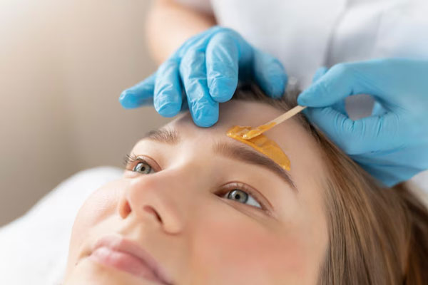 Joven recurre a un tratamiento de depilación con cera para mejorar la apariencia de sus cejas