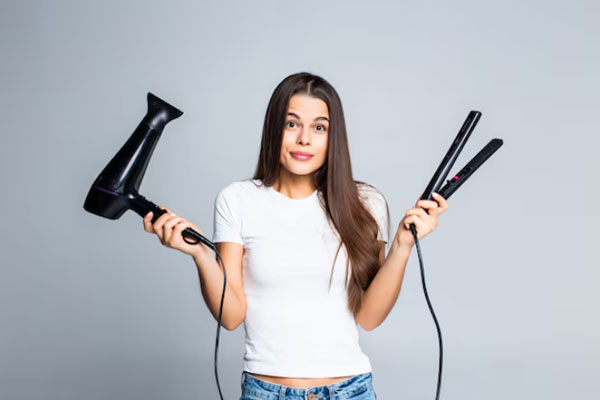 Desenredar el pelo - Mujer joven promueve el uso moderado de la plancha y el secador para reducir daños en el cabello