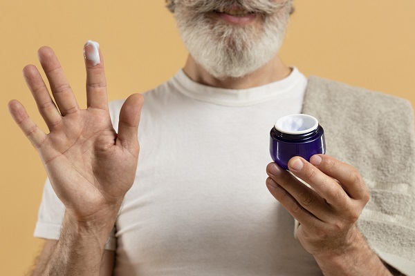 tratamiento de dermatitis seborreica - hombre mayor mostrando una crema como opción de tratar la dermatitis
