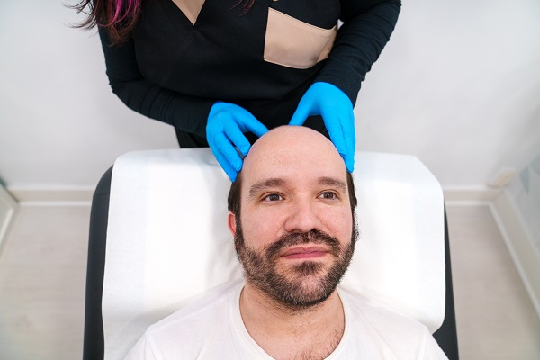 Cuánto cuesta un implante de cabello - una especialista en injerto capilar, prepara al paciente para el implante capilar en la clínica especializada
