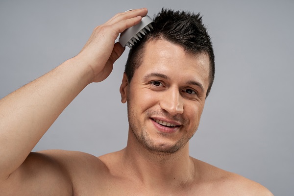 hombre mostrando un correcto cuidado de su cabello implantado, para que este se mantenga sano