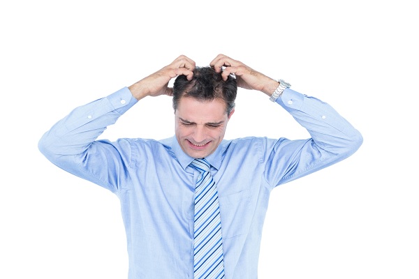 Falacrofobia, hombre adulto con signos claros de calvicie, con miedo a seguir perdiendo el cabello