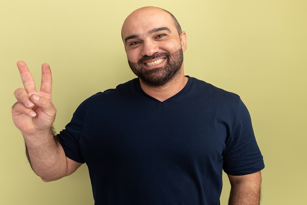 hombre calvo feliz, porque ha aprendido a aceptarse y amarse en esta nueva etapa