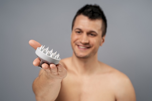 injerto de cabello antes y después, hombre preparado para darse un masaje capilar y así cuidar su injerto