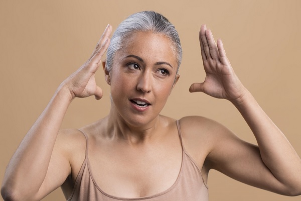 canas prematuras, mujer joven con el cabello gris