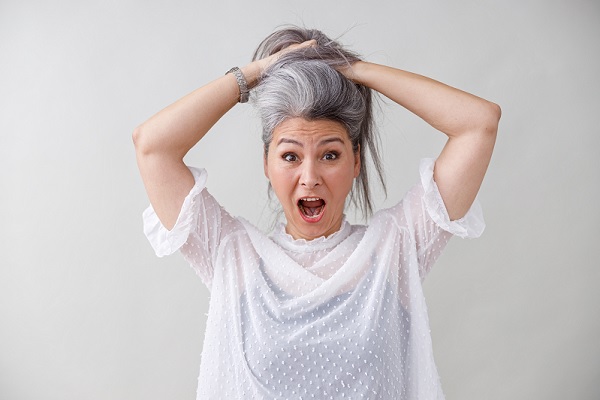 una mujer de media de edad con el cabello canoso
