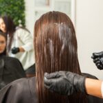 Repolarización capilar, ¿qué es y cómo aplicarlo al cabello? repolarización capilar, una mujer le aplican un tratamiento para restaurar el cabello
