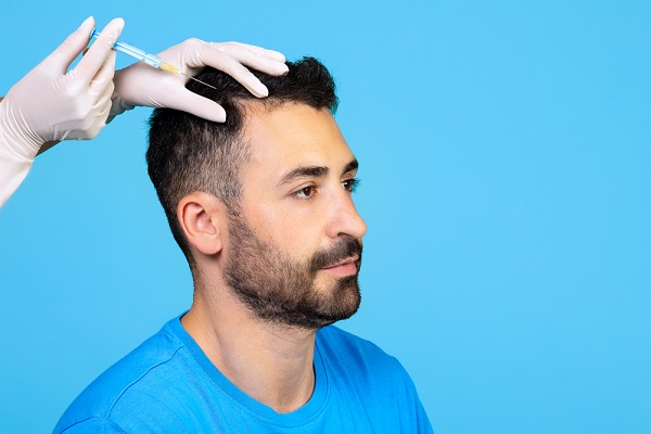 trasplante de cabello, hombre realizándose un tratameinto capilar con una técnica aplicada por especialista