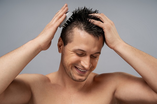 hombre realizandose cuidados capilares, para así mantener la densidad capilar